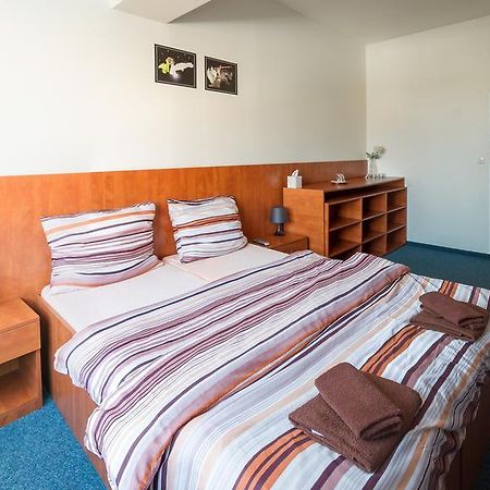 Hotel Cerny Andel Most Esterno foto