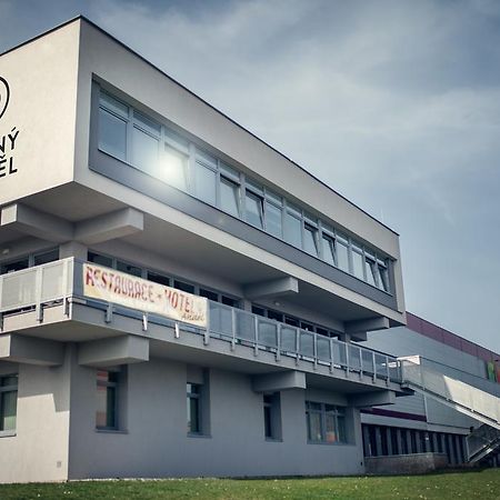 Hotel Cerny Andel Most Esterno foto